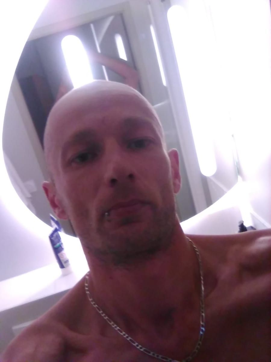 Profil von Guerlain, 45 Jahre, Gay in Dersenow (Mecklenburg-Vorpommern)